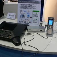 　Interop Tokyo 2008の松下電器産業ブースでは、無線LANに対応した法人向けのSkype端末を参考出品している。