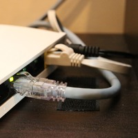 サービスアダプターとブロードバンドルーター間は、LANケーブルを使って接続するだけでOK（撮影：防犯システム取材班）