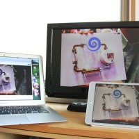 エアビューのデモ：ホストは手前のタブレット。同じ画面をMacbookで共有している状態。エアビューでも画面分割は可能