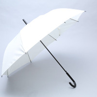 安全で環境に優しい傘「ポッキー」。強風にあおられてもあえて折れることで破損を防ぎ、閉じて差し直すと元に戻る（画像はプレスリリースより）