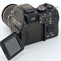 コニカミノルタ、光学7倍＆手ブレ補正＆回転液晶搭載の800万画素デジカメ「DiMAGE A200」