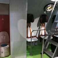 「ハウエル（R）シェルター」の内部。簡易トイレなどを設置できるプライベートスペースなども備える（撮影：防犯システム取材班）