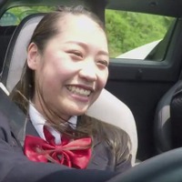 【動画】女子高生のドライビングテクに、スタッフもたじたじ……