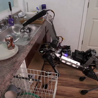 奇妙な動きで家事をお手伝い！キモカワな新型ロボット「SpotMini」