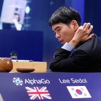 Google傘下のDeepMindが開発した人工知能「アルファ碁」（AlphaGo）と李世ドル氏の対局　（C）Getty Images