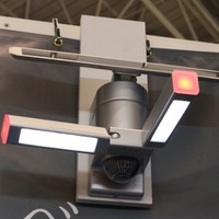 赤いLEDとシルバーのボディカラーが目印の特徴的な通路用センサ調光型ソーラーLED照明「LS-20（S）」。ボディカラーはシルバーとなっている（撮影：防犯システム取材班）