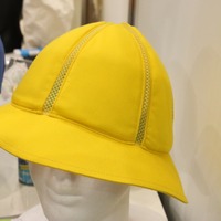 ほっと安心帽シリーズの頭部保護タイプ。通園＆通学時の頭部保護から、災害時の防災ずきん代わりとしても利用することができる（撮影：防犯システム取材班）
