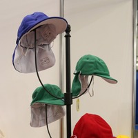 ほっと安心帽シリーズのカラー帽タイプ。頭部の保護と冷感素材による熱中症対策が可能だ（撮影：防犯システム取材班）