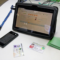 「TANPOPO SMILE SYSTEM」では、ICカードの読み込みで介護の内容を記録する