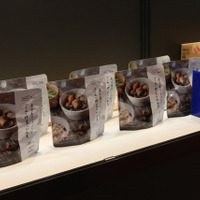 「美味しさ部門」グランプリの「IZAMESHI Deli 名古屋コーチン入りつくねと野菜の和風煮」。温めなくてもそのまま美味しく食べられる。賞味期限は3年（撮影：防犯システム取材班）