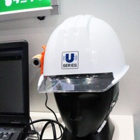 「U-BOX」は、カメラとヘッドセットをヘルメットに装着することで、ハンズフリーでの映像伝送、音声通話などを行うことができる（撮影：防犯システム取材班）