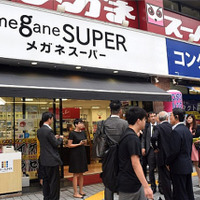 広い店内スペースを持つ「新宿中央東口店」では、様々なアイウェアをラインナップ