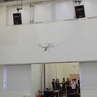 恵比寿にあるバンタン校舎内の練習場。発表会ではDJI Phantomの飛行やInspire1も置かれていた。授業では鋭敏な操縦技術や飛行サイズの面から、一回り小さなトイドローンも使用される（撮影：防犯システム取材班）