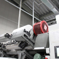 中紙は機械に巻き上げられ、罫線の印刷工程へ進む