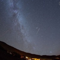 ペルセウス座流星群（2013年8月12日ハワイ撮影）　(c) 国立天文台