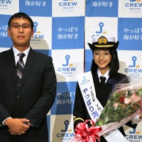 武田の応援大使就任を祝い、現役航海士の後藤雄一郎から花束を贈呈