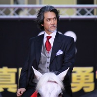 加藤雅也はレッドカーペットを馬に乗って登場　（C）2016『真田十勇士』製作委員会