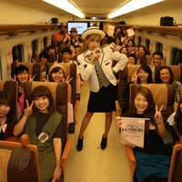 ローラ、九州新幹線の乗務員に！車内アナウンスで「まちがえちゃった～へへへ」 画像