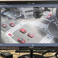 「赤い車を見た！」監視カメラ映像から素早く探し出す技術 画像