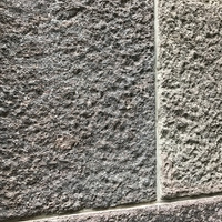 iPhone 7で石壁の表面を撮影。陰影感が良く出て立体的だ