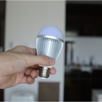 LED電球はE26 60Wに相当。電球の中にWifiモジュールなど見守りに必要なセンサーが組み込まれている（画像はプレスリリースより）