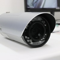 本体にmicroSDカードを搭載できる録画一体型の屋外用監視カメラ「DZ5WA」。設置の際には電源ケーブルを挿すだけで運用できるという（撮影：防犯システム取材班）