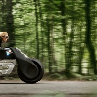 BMWの近未来型バイクがカッコいい！完全自立式＆ヘルメットや重装備が不要に