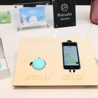 「otta」アプリと防犯ブザー型見守り端末「otta.b」のデモ展示。アプリを利用している“見守り人”によって取得された情報を元に保護者は子供の居場所を知ることができるサービスとなる（撮影：防犯システム取材班）