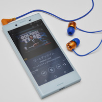 Xperiaはイヤホン端子も搭載。使い慣れたイヤホンで快適に音楽が聴ける