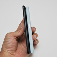 本体の薄さをiPhone 7と比較。Xperiaの方が少し厚みはあるが片手で持つと安定感がある