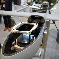 本体内部には様々な機器を搭載可能なスペースが確保されている。監視用無人航空機に最適なジンバルカメラを始め、LIDERや各種計測機器などの搭載が可能となっている（撮影：防犯システム取材班）