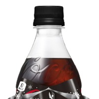 コカ・コーラ、ラベルが華やかなリボンになる“リボンボトル”！