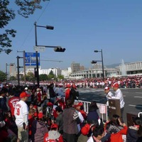 広島平和大通りが真っ赤に染まった！広島カープ優勝パレード