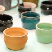 トラストシステムが3Dプリンターで作ったぐい飲み。素材に実際に陶芸で使われている土を使用している