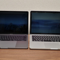 最新のMacBook Pro（左側）と、筆者が使う2014年発売のMacBook Pro Retina、どちらも13インチのモデルを比べてテストした