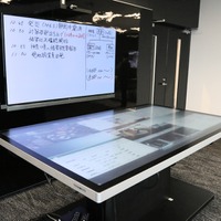 「xSync Table（バイシンク テーブル）」は、既存のリアルなホワイトボードの代わりに、デジタルホワイトボードとして活用したり、大型ディスプレイとして活用することができる（撮影：防犯システム取材班）