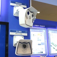 OBOTIX JAPANのサーマル対応カメラ「M15」シリーズと顔認証用のカメラとして提案されていた「M25」（撮影：防犯システム取材班）