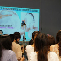 CM-RC.com 中国市場戦略研究所では2016年の夏に、中国・上海で中国人パワーブロガーを集め、日本のスキンケア商品をネット中継しながら情報拡散した