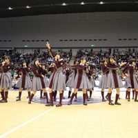 欅坂46、4000人のバスケファンを前に新曲「二人セゾン」披露