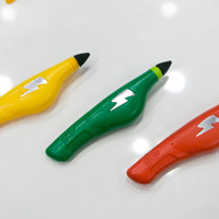 インクが詰まったペンの腹を押すと、ペン先から少しずつ粘度の高い特殊なインクが出てくる。会場には3種類が展示されていたが、今後も新しい色が登場予定。