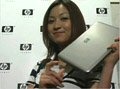 【短期集中連載(ビデオニュース)】原理恵子のミニノートPCレポート(番外編)「HP 2133 Mini-Note PC」でポージング 画像