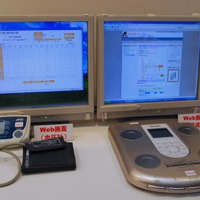 ヘルスケアサービスの実験。左が血圧計、右が体重と体脂肪率計。測定を行うと結果を自動的にCollectloセンタに送信し、Webページに反映される