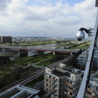 ライブカメラは東京電力パワーグリッドが所有する送電用鉄塔に設置され、二子玉川駅近辺の多摩川の様子を広域で確認することができる（画像はプレスリリースより）