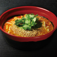 くら寿司、自慢の魚介だしを使用した「胡麻香る担々麺」を20日発売 画像