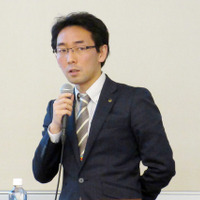 フレームワークス商品開発部部長の村松大輔氏は、物流現場におけるウェアラブルの活用例を紹介