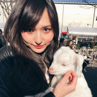 山賀琴子の赤ちゃんヤギ抱っこにファンうっとり 画像