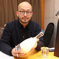 開発したアンビエンテックの「Bottled」を手にする小関氏は、商品デザインのみならず、商品のコンセプト作りにも積極的に取り組む