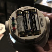 電池は単3形アルカリ乾電池3本で駆動する。なお、背面にある電池ボックス内には、ツマミがあり、そこを回すことで調光・調色が行える（撮影：防犯システム取材班）