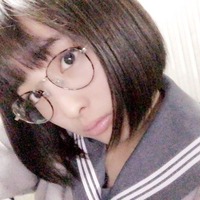 大友花恋のセーラー服でメガネをかけた“文学少女”な姿に反響 画像