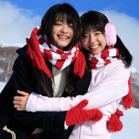 主演の小池里奈（写真右）と共演の小林涼子（写真左）